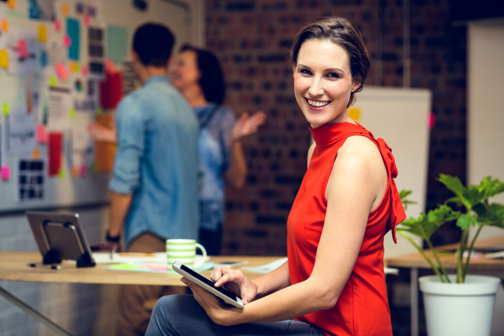 Empreendedora ao notebook com documentos fiscais organizados à sua frente, transmitindo tranquilidade e organização tributária no Simples Nacional
